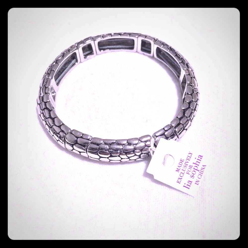 Lia Sophia stretch bracelet, size M. NWT & box!